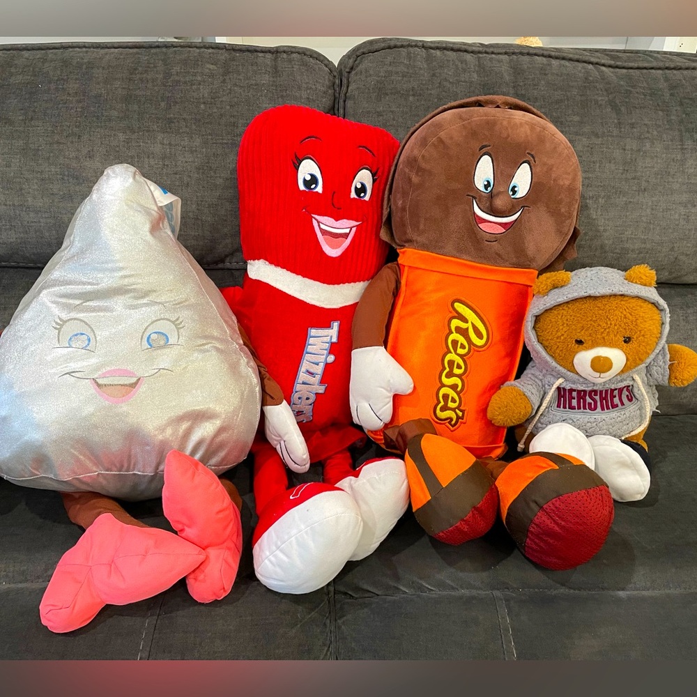Hersheypark Large character plush stuffies 4 pc lot- Twizzler, Reese, kiss, bear